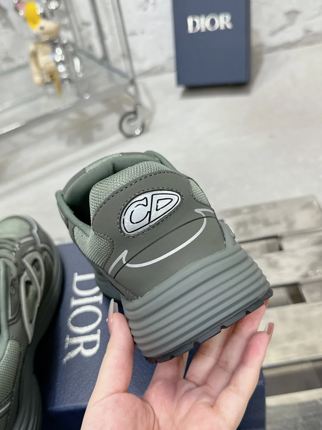 Men's men's shoes 💰600❤️❤️❤️High version Dior Dior's latest color matching B30 series reflective dad sneakers original 17380💰 purchased for development and production Brand new B30 sneakers Dad Shoes style shoes that follow the trend of the retro market The Dior logo on the tongue also indicates that this pair of shoes is the B30 model! B30 uses fine-textured leather and mesh cloth materials to form a shoe body. There are conspicuous letters CD on both sides of the shoe body to indicate identity. Many lines on the shoe body outline details to make the shoes look less monotonous and full of retro flavor. The delivery counter is exquisitely packaged🛍📦 ▪️Fabric: Original customized technical fabric + mesh ▪️Inner lining: Customized breathable lining ▪️Outsole: Original molded IP foam + TPU outsole ▪️Sole thickness: 3.5CM ▪️Size: Women’s size 35-40 / Men’s size 39-46